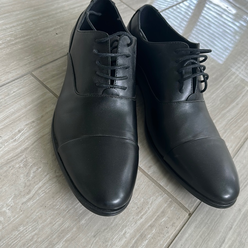 Perry Ellis black leather dress shoe